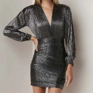 Maje klänning  - Jättefin Maje klänning som endast är använd en gång. Köpte i december och nypris ligger på cirka 3000. Säljer billigare vid snabb affär 💖storlek 40 men sitter som en s/36-38