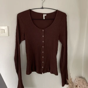 Tröja Nelly - Långärmad snygg brun tunn tröja. Använd 1 gång