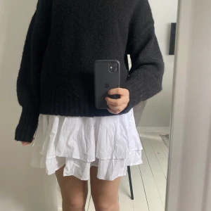 Vit volangkjol - Sååå fin vit volangkjol som är helt oanvänd men lite skrynklig! Den är fläckfri och så snygg till sommaren