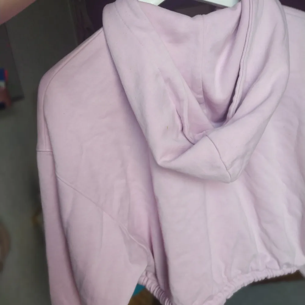 Hej! Säljer min rosa zip-up hoodie från hm för att den inte kommer till användning. Den är använt några gånger men den är i toppskick och det finns inga fläckar eller defekter 🥰 Hör av dig vid frågor eller funderingar! 💞💗. Hoodies.