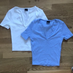 T-shirt blå och vit  - Jättefina t-shirts med öppning från Gina Tricot. Storlek xs men passar på mig som är s. Säljer en för 100 och båda för 190. 