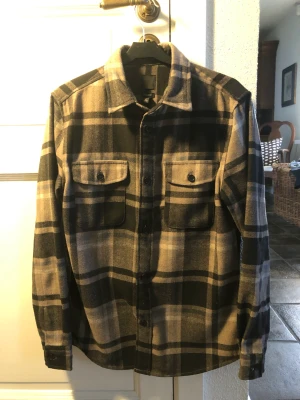 Rutig overshirt  - En rutig overshirt från Hm, perfekta vårjackan!  Skick: 10/10 Nypris: 400 kr  Mitt pris: 100 kr  Storlek: S