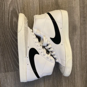 Nike Blazers - Säljer nu mina blazers, bara använda några gånger inomhus. Säljer de även ganska billigt just nu därför att jag behöver pengar till ett par andra skor. Kan fraktas via postnord eller mötas upp i Stockholm ❕köparen står för frakt❕byten är också intresseant