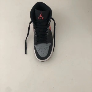 Jordan 1 pink shadow mid  - Ett par jordans mid.  ord. pris. är 3000 men jag säljer för 1600. Skorna har använts ett fåtal gånger. 1 av snörena har gått sönder lite, (inte märkbart) Säljer skorna då de är lite för stora för mig. Skriv till mig för mer info priskandiskuteras 💯🔥