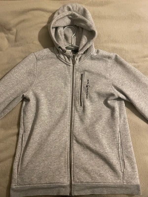 Sail racing hoodie - Hej, säljer min grå Sail racing hoodie då den blivit för liten, köpt för 1500 men säljer billigare då den är använd, har blivit sliten vid en armbåge men det är inte så man märker när man ser på den, annars inget annat, hör av dig vid frågor 🤘