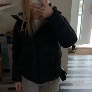 Sail racing W Cloud down Hood  - En sail racing jacka utan några defekter, ser ut som ny. Köpt i november 2022. Jag köpte den för 4500kr Skriv för frågar eller egna bilder. Pris går att diskutera💕