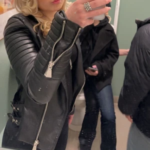 Skinnjacka från chiquelle - Säljer min inte så använda skinnjacka för att jag vill köpa en annan, köpte den förra hösten men knappt använt mycket då jag har använt andra jackor istället. Första bilden är min de andra två lånade. Skriv för frågor eller bilder, pris går att diskutera💕