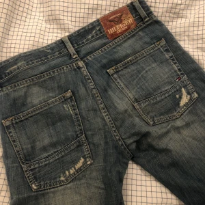 Vintage lågmidjade jeans - Assnygga vintage lågmidjade jeans från Tommy Hilfiger. Storlek 30/34 men skulle säga att dom mer sitter som en 28/34. Dom är raka i passformen, och sitter lite löst. Alltså inte skinny jeans. Priset kan diskuteras vid snabb affär!😊