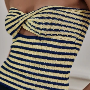 Bandeautopp - Skitsnygg tubtopp med vriden framsida, perfekt till sommaren! Säljer pga att den inte kommer till användning. Den är bara testad 1 gång så den är i toppskick! Skriv privat om ni vill ha fler bilder😊