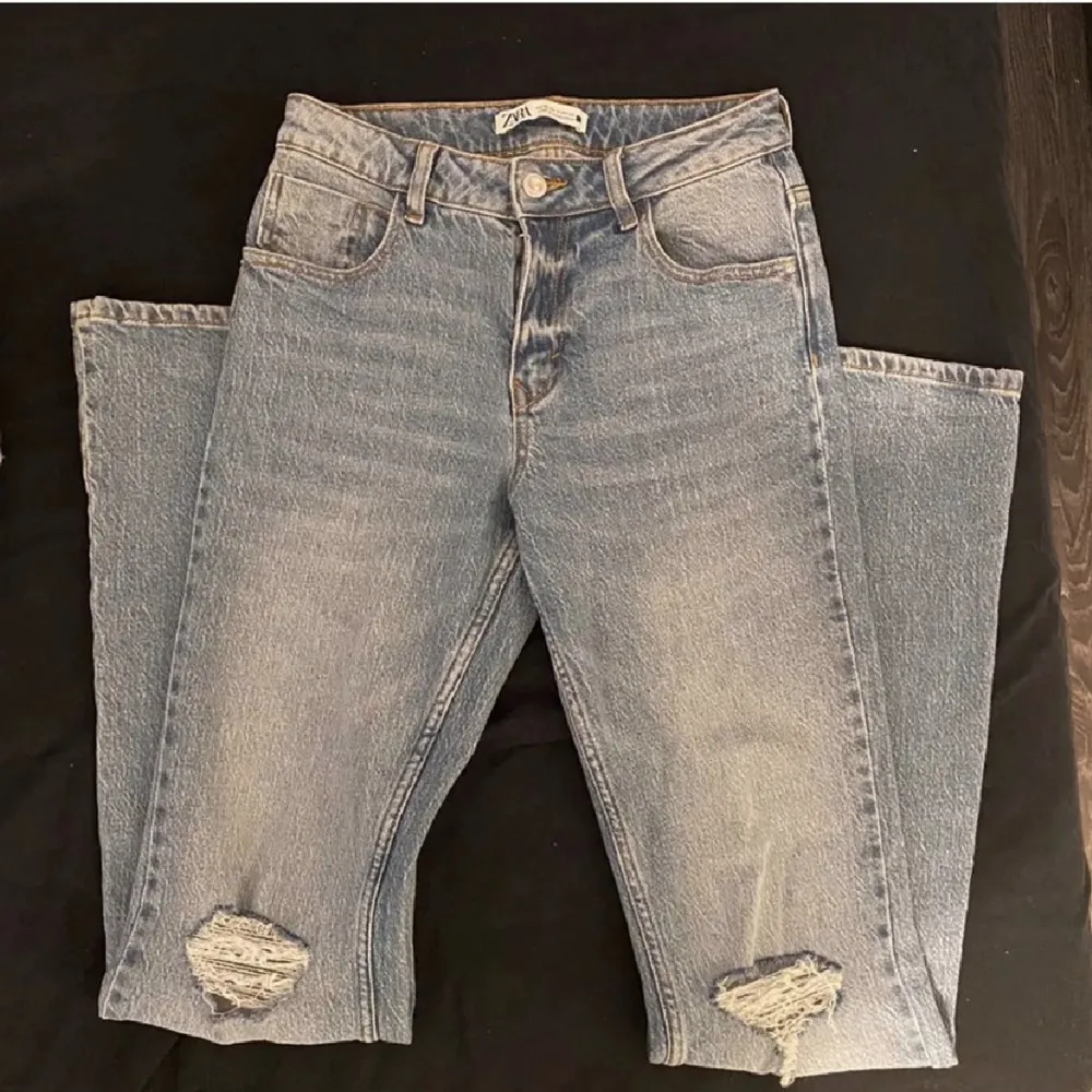 Skitsnygga bootcut jeans ifrån zara. Slits vid knäna. Endast använda 1 gång, därav är de i jättebra skick ❤️ 180+frakt. Jeans & Byxor.