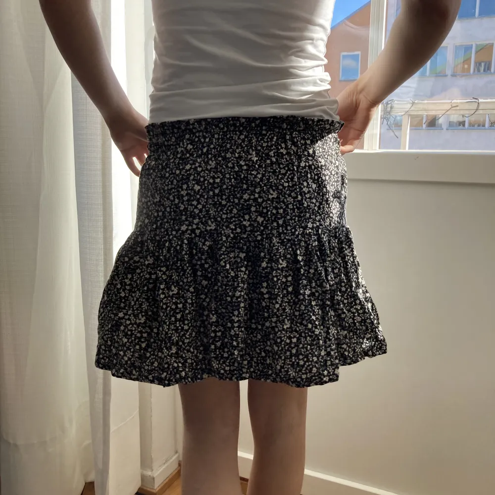 cool blommig zara kjol med inbyggda shorts! perfekt för sommaren😇💕. Kjolar.