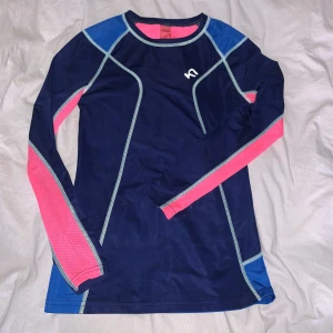 Karitraa träningstopp - Skön långärmad topp, mycket använd men i nyakick💪🏽