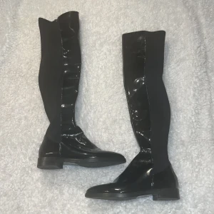 Lackstövlar - Skitsnygga stövlar i äkta läder i storlek 38. Jätte stretchigt material på baksidan. Använda ett fåtal gånger, så i bra skick!😍
