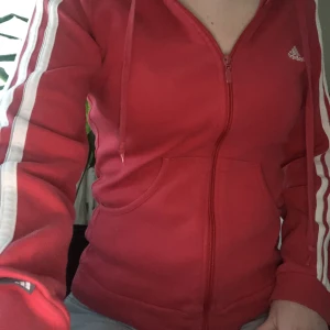 Röd adidas hoodie  - Super fin Adidas hoodie som inte kommer till användning längre! 