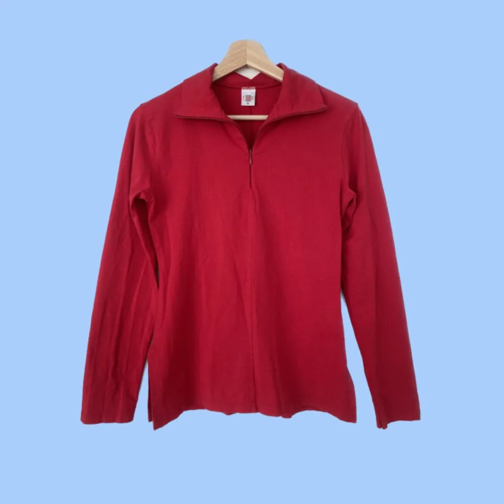 Röd långärmad tröja med dragkedja och slitsar på sidorna (ca 1 dom långa). Mycket stretch i tyget. Köpt se secondhand. Hör gärna av dig med frågor:). Toppar.