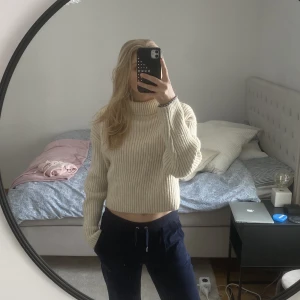 Stickad tröja - H&M - Säljer min jätte sköna beigea stickade tröja som har en liten krage. 