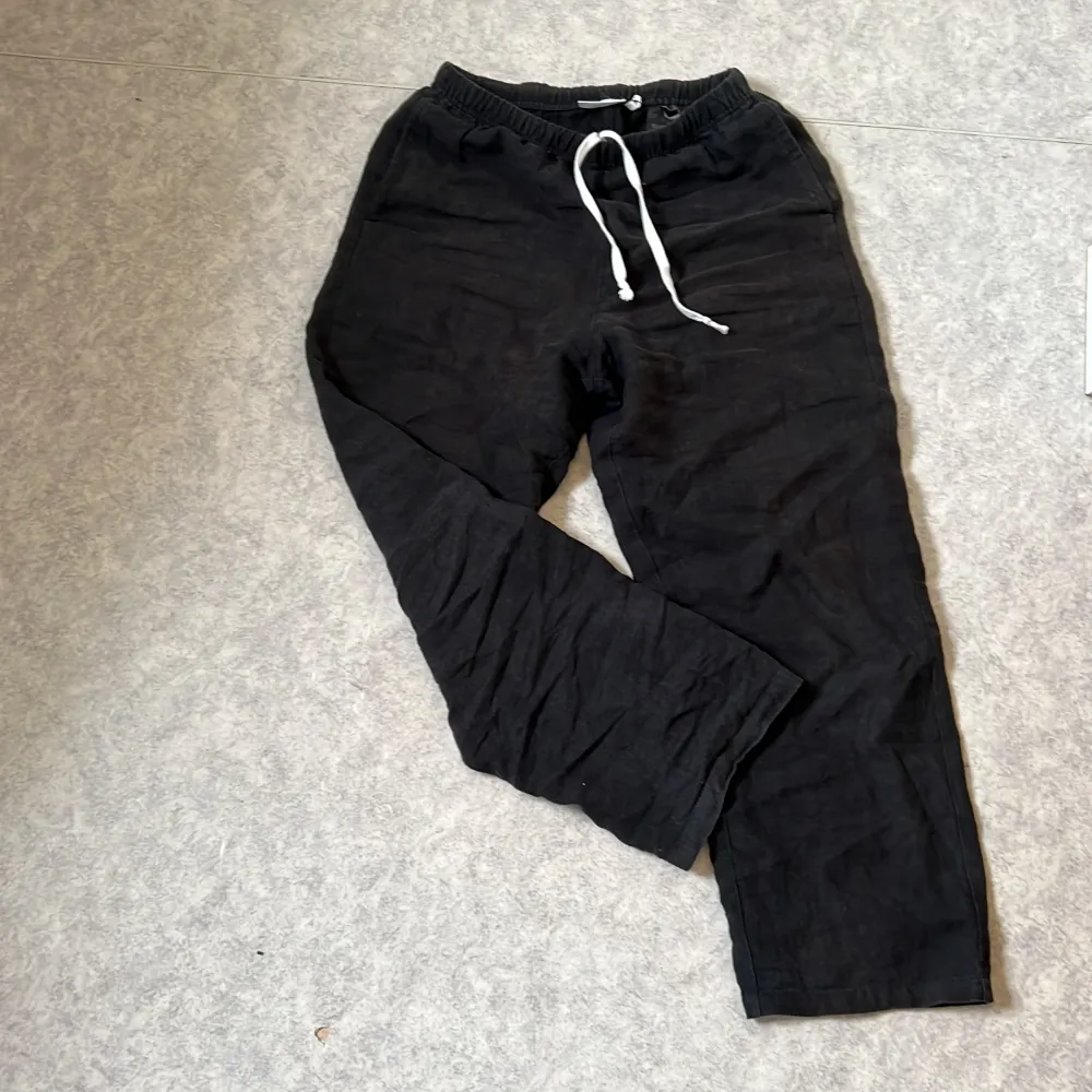 Svarta linnebyxor i storlek S men passar bra i M, från WEEKDAY, nypris 600!. Jeans & Byxor.
