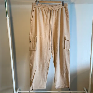 Drôle de Monsieur cargos - Drôle de Monsieur cargo byxor i nyskick. Aldrig använda. Köptes för 2.599kr. Köparen står för frakt. Tar betalt via Swish. 