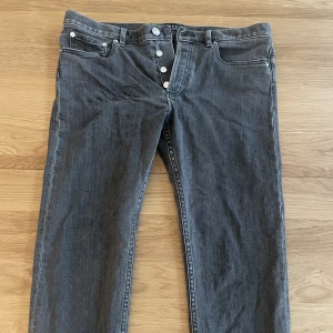 A.P.C. Jeans grey wash - Herr. Storlek 31. Använda, men fint skick. Modell Petit Standard Jeans. Nypris 1900 kr. Hämtas vid St knuts torg Malmö, kan också skickas mot frakt. Rensar min sambos garderob så titta in på mina andra annonser.