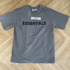 Säljer nu en essentials tröja i storleken XS. Som ni kan se så är den aldrig använd och är helt ny med tags. Säljer den för att den är otroligt oversized så XS sitter som en L. Bara att skriva ett DM vid intresse!