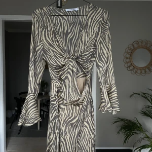 Klänning från Adoore - Måste med stort vemod sälja min favoritklänning från Adoore då den blivit för stor. Använd ett fåtal, mycket noga utvalda tillfällen. I nyskick. Nypris 1495kr, säljer för 600kr 😍