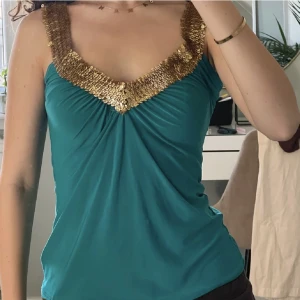 Supersnygg topp - Knappt använd o sjukt snygg🤩 2000s vibe Tryck inte köp nu utan att kontakta 💕