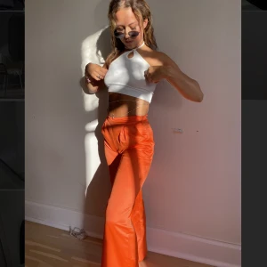 Orangea byxor - Säljer mina favoritbyxor pga för små😭😭😭 Otrolig orange färg! 