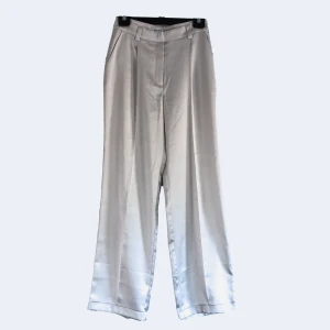 Vita satinbyxor  - Vita satinbyxor perfekta för studenten!  Storlek 34, men känns som 36  Vida ben och i väldigt bra skick, använda endast en gång (studenten)  Tredje bilden visar den lilla defekten som finns, annars inga fläckar eller något sånt 