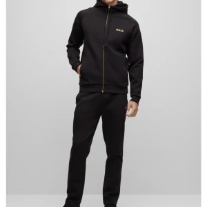 Hugo boss - Säljer dehär oanvända boss tracksuit då de va för stort på mig, Storlek S i både byxorna och tröjan. Prislappar finns kvar och har aldrig annvänt. Köpt för 3500 så går ner 1000kr då jag vill bli av med det
