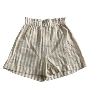 Randiga shorts från MADE IN ITALY. Aldrig använda eftersom dem blivit ett gammalt impulsköp.