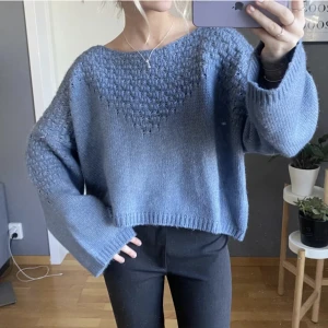 Blåstickad tröja  - Den perfekta blå stickade tröjan med detaljer. Storlek M från bikbok 🤩🤩✨Med en så fin skurning vid halsen, går att ha off shoulder 😍