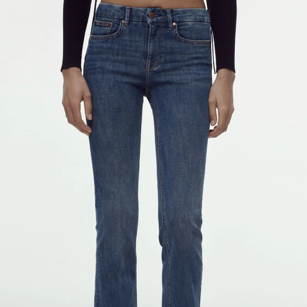 Säljer dessa snygga och populära jeans från zara! Använda cirka 2 gånger, så i väldigt fint skick. Köparen betalar frakten! . Jeans & Byxor.