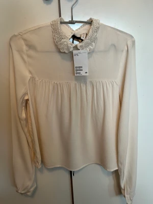 Ny fin blus! - Ny jättefin blus i storlek 32! Fina knappar och spetsdetaljer!