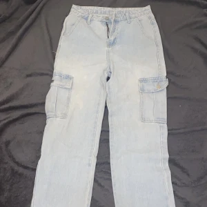 Ljusblå cargos  - Ljusblå cargos som sitter tight vid midjan men är lös vid nedre delen av plagget. Som referens är jag 165cm