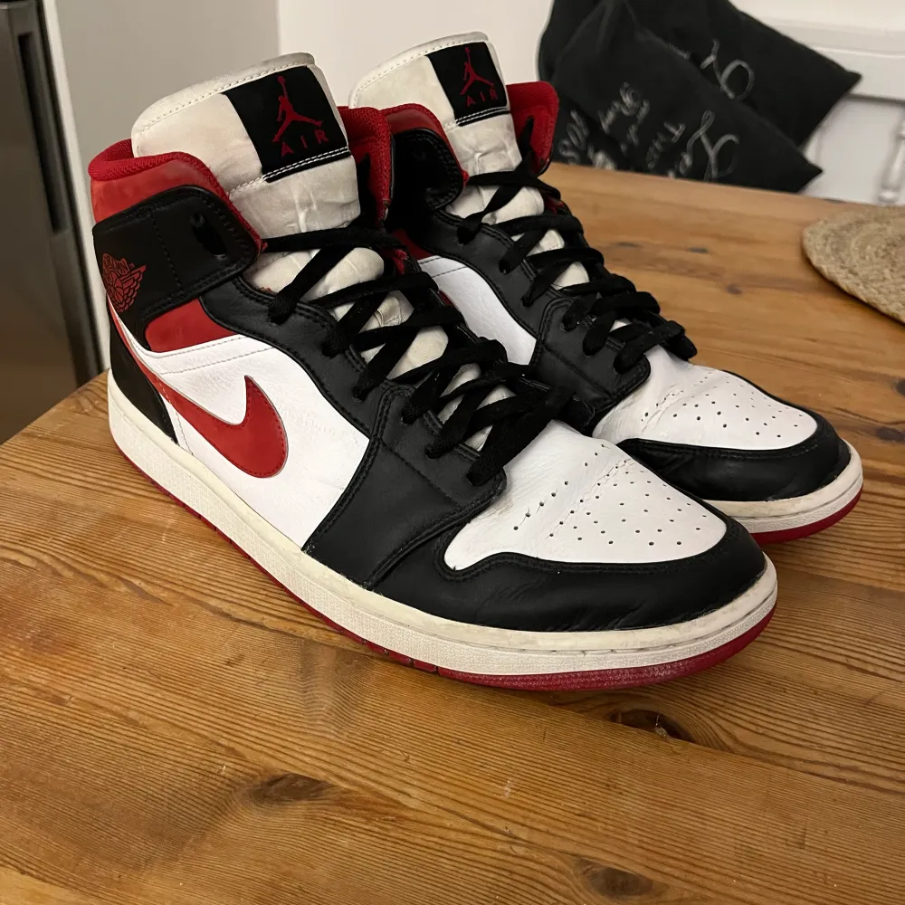 Ett par använda Air Jordan 1. I ett bra och snyggt skick.  Storlek 46. Skor.