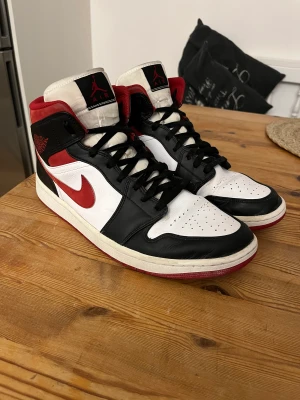 Air Jordan 1  - Ett par använda Air Jordan 1. I ett bra och snyggt skick.  Storlek 46