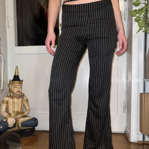 Randiga kostymbyxor  - Vintage kostymbyxor i skönt material, fint skick✨jag på bilden för referens är 172 strl S/M😊