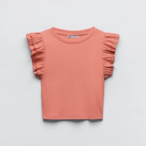 Zara volangtopp - Säljer denna fina volangtopp från Zara! Den ser skrynklig ut men såklart stryker jag den om någon är intresserad av att köpa! Den är använd några få gånger, är alltså i nyskick😄 hör av er om ni har några frågor!