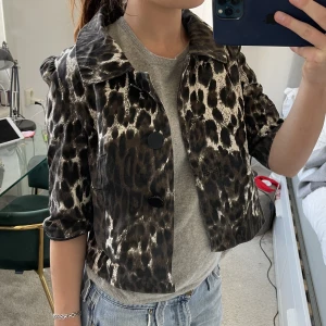 Jacka!  - Såå cool trekvartsärmad jacka passar både att ha som jacka nu till våren eller att klä upp en outfit o ha den som festjacka! 