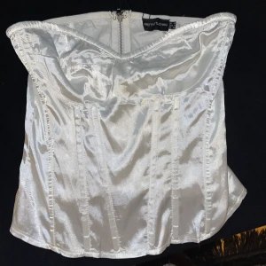 Korset  - Köpt från prettylittlething för mindre än 3 månader sedan. Aldrig använd. 