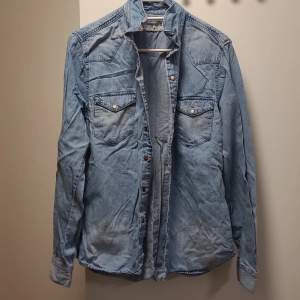 Size S not used in great condition Jean jacket. Feel free to contact us in Swedish or English. 