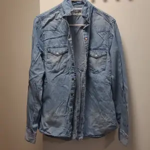 Size S not used in great condition Jean jacket. Feel free to contact us in Swedish or English. 