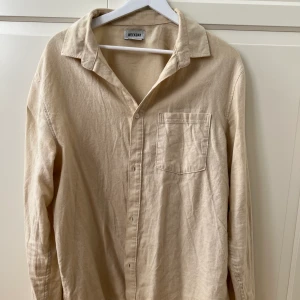 Skjorta i mjukt tyg - Lös fit off white / beige