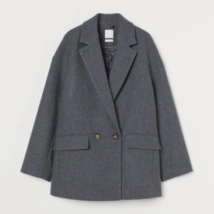 Kappa - Säljer min kortare kappa från H&M i stolek M.  Sitter superfint och är lite längre än en normala ”kavj” längd. 