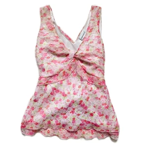 Söt topp - Superfin blommig topp med snören att knyta där bak💗Sitter fint  på kroppen<3