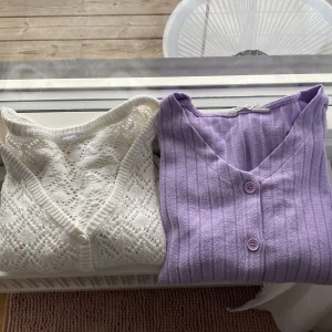 Koftor  - Säljer 2 st fina koftor. Den vita ser ganska gul ut på bilden men den är jätte vit ( kom priv för mer bilder) och den lila är hel lila och lite tjockare. Jätte fina 