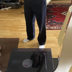 Dickies Mörk blå Byxor  - Skicket är 7/10 använda och lite slitna bara  Modellen är 874 Original Fit (straightfit)  Stlk: 33x32 Passar M/S 176-185cm