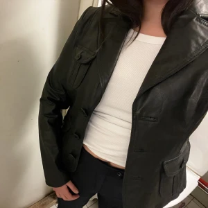 Vintage läderjacka  - Vintage läderjacka (äkta läder) i superfint skick. Strl: 40, upplever den som en S/M. Inga skavanker eller dylikt. Vid snabb affär kan priset diskuteras.  