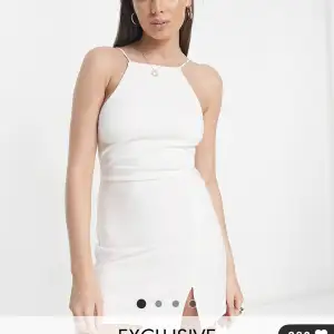 En jättefin vit klänning som köptes på asos förra året. Använd 1 gång men säljer nu pga av att jag inte tycker den passar på mig. Klänningen är i nytt skick, storlek S. Skriv privat för fler bilder🤍
