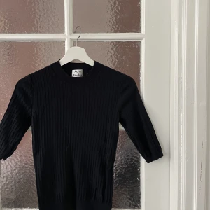 Svart tröja från Acne!  - Svart tajt tröja från Acne! Den sitter som en xs/s! I gott skick men har använts! ⚡️